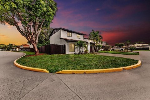 House in Miami Gardens, Florida 4 bedrooms, 146.32 sq.m. № 1822140 - photo 2