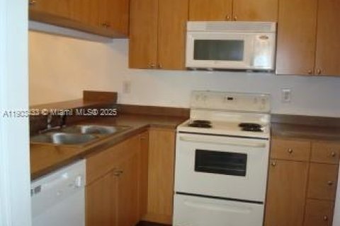 Condominio en alquiler en Hialeah, Florida, 3 dormitorios, 102.19 m2 № 1954405 - foto 13