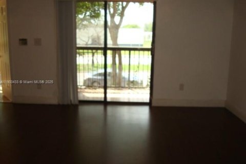 Condominio en alquiler en Hialeah, Florida, 3 dormitorios, 102.19 m2 № 1954405 - foto 9