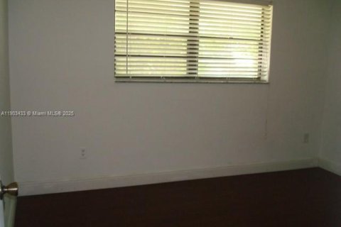 Condominio en alquiler en Hialeah, Florida, 3 dormitorios, 102.19 m2 № 1954405 - foto 8