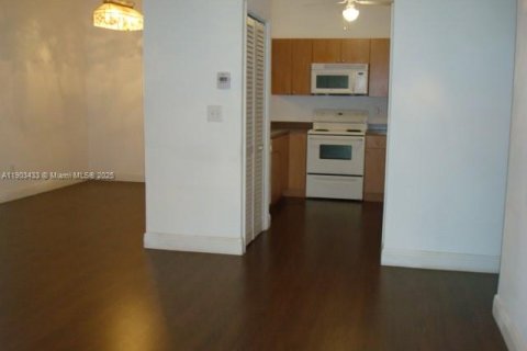 Condominio en alquiler en Hialeah, Florida, 3 dormitorios, 102.19 m2 № 1954405 - foto 2