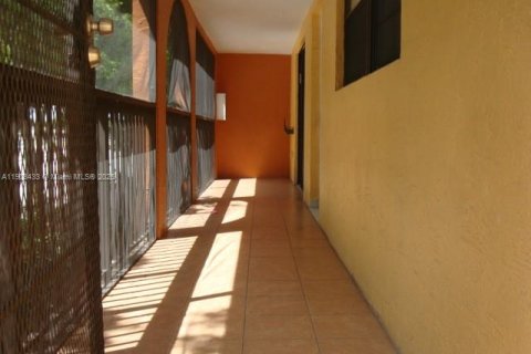 Condominio en alquiler en Hialeah, Florida, 3 dormitorios, 102.19 m2 № 1954405 - foto 1