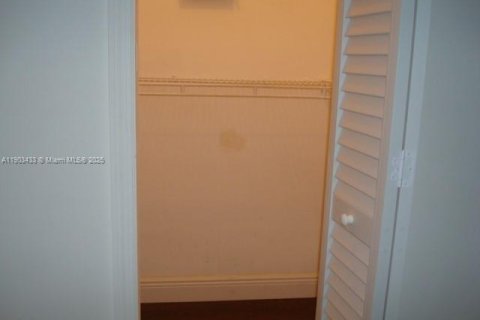 Condominio en alquiler en Hialeah, Florida, 3 dormitorios, 102.19 m2 № 1954405 - foto 11