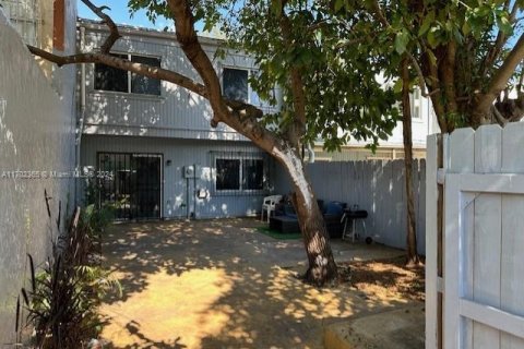 Townhouse in Miami, Florida 3 bedrooms, 124.86 sq.m. № 1861235 - photo 3