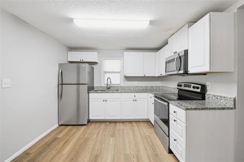 House in Saint Petersburg, Florida 4 bedrooms, 109.62 sq.m. № 2221972 - photo 12