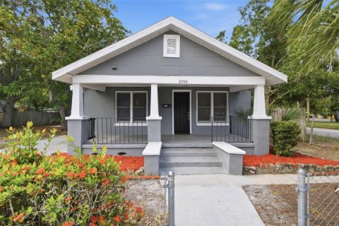 House in Saint Petersburg, Florida 4 bedrooms, 109.62 sq.m. № 2221972