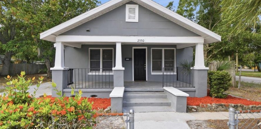 House in Saint Petersburg, Florida 4 bedrooms, 109.62 sq.m. № 2221972