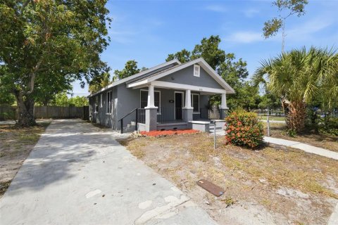 House in Saint Petersburg, Florida 4 bedrooms, 109.62 sq.m. № 2221972 - photo 3