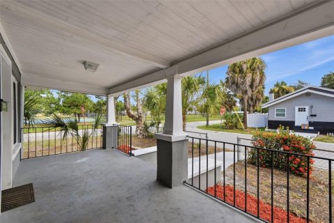 House in Saint Petersburg, Florida 4 bedrooms, 109.62 sq.m. № 2221972 - photo 19