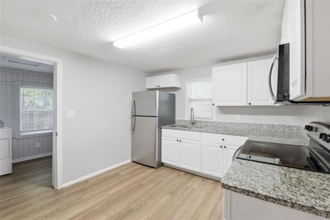 House in Saint Petersburg, Florida 4 bedrooms, 109.62 sq.m. № 2221972 - photo 11