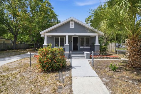 House in Saint Petersburg, Florida 4 bedrooms, 109.62 sq.m. № 2221972 - photo 2