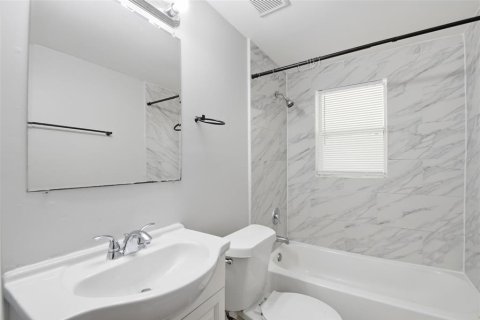 House in Saint Petersburg, Florida 4 bedrooms, 109.62 sq.m. № 2221972 - photo 30