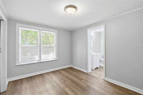 House in Saint Petersburg, Florida 4 bedrooms, 109.62 sq.m. № 2221972 - photo 24