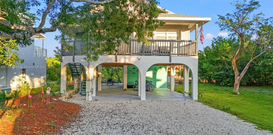 House in Big Pine Key, Florida 2 bedrooms, 97.36 sq.m. № 1861152