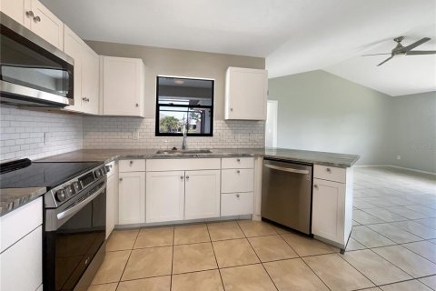 House in Englewood, Florida 2 bedrooms, 139.35 sq.m. № 1245721 - photo 15