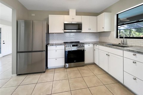 House in Englewood, Florida 2 bedrooms, 139.35 sq.m. № 1245721 - photo 13