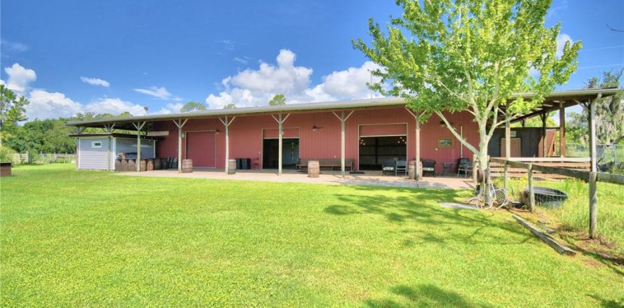 Commercial property in Winter Haven, Florida № 1577382