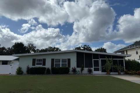 House in Crystal River, Florida 3 bedrooms, 114.64 sq.m. № 2283658 - photo 1