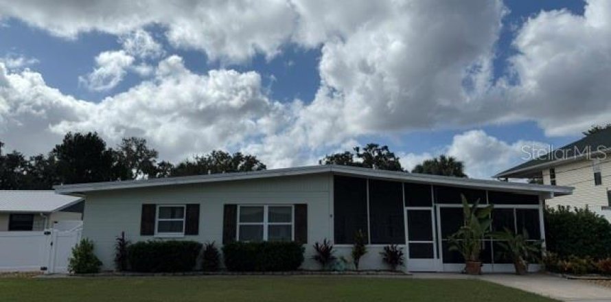 House in Crystal River, Florida 3 bedrooms, 114.64 sq.m. № 2283658