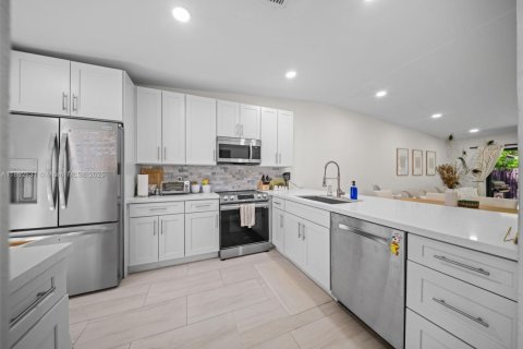 Touwnhouse à vendre à Miami, Floride: 2 chambres, 106.56 m2 № 1945072 - photo 4