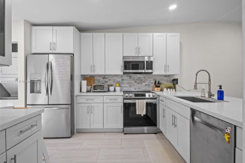 Touwnhouse à vendre à Miami, Floride: 2 chambres, 106.56 m2 № 1945072 - photo 6