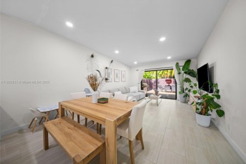 Touwnhouse à vendre à Miami, Floride: 2 chambres, 106.56 m2 № 1945072 - photo 7