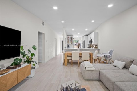 Touwnhouse à vendre à Miami, Floride: 2 chambres, 106.56 m2 № 1945072 - photo 11