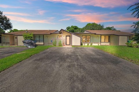 Touwnhouse à vendre à Miami, Floride: 2 chambres, 106.56 m2 № 1945072 - photo 1
