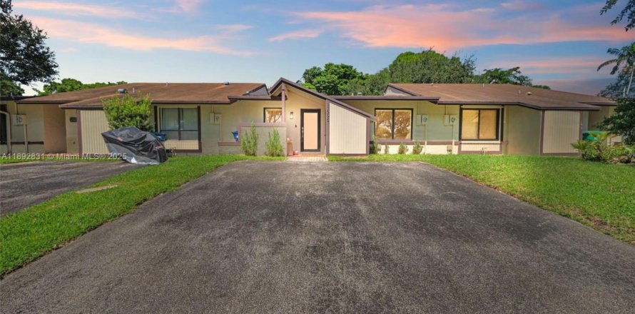 Touwnhouse à Miami, Floride 2 chambres, 106.56 m2 № 1945072
