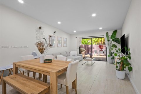 Touwnhouse à vendre à Miami, Floride: 2 chambres, 106.56 m2 № 1945072 - photo 8