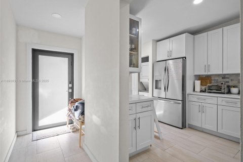 Touwnhouse à vendre à Miami, Floride: 2 chambres, 106.56 m2 № 1945072 - photo 2