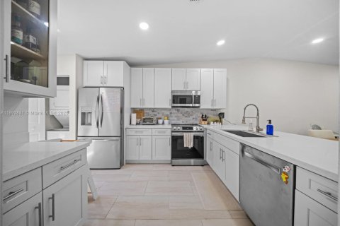 Touwnhouse à vendre à Miami, Floride: 2 chambres, 106.56 m2 № 1945072 - photo 3