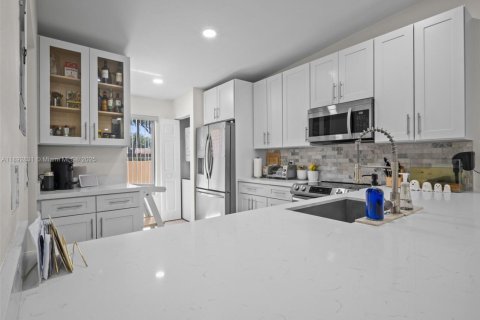 Touwnhouse à vendre à Miami, Floride: 2 chambres, 106.56 m2 № 1945072 - photo 9