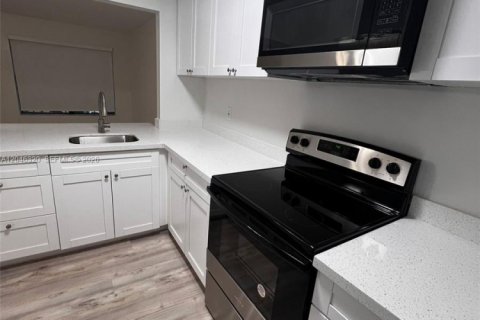 Condo in Hialeah, Florida, 2 bedrooms № 2177081 - photo 12