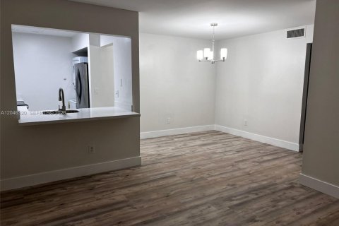 Condo in Hialeah, Florida, 2 bedrooms  № 2177081