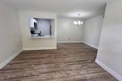 Condo in Hialeah, Florida, 2 bedrooms № 2177081 - photo 6