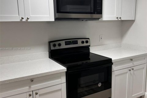 Condo in Hialeah, Florida, 2 bedrooms № 2177081 - photo 2
