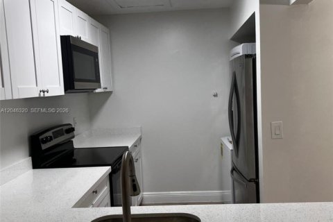 Condo in Hialeah, Florida, 2 bedrooms № 2177081 - photo 13