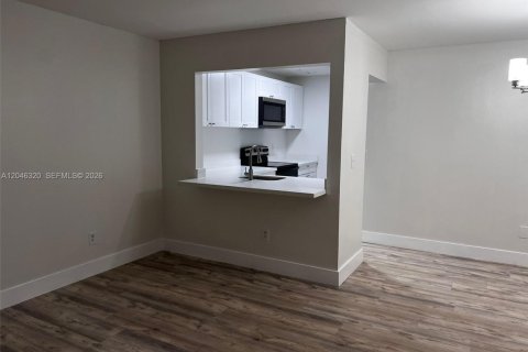 Condo in Hialeah, Florida, 2 bedrooms № 2177081 - photo 5