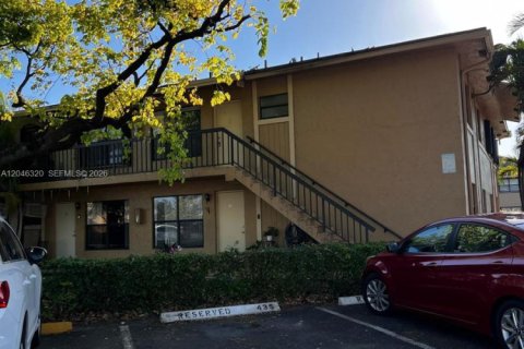 Condo in Hialeah, Florida, 2 bedrooms № 2177081 - photo 14