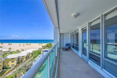 Condo in Fort Lauderdale, Florida, 2 bedrooms  № 1961386 - photo 1