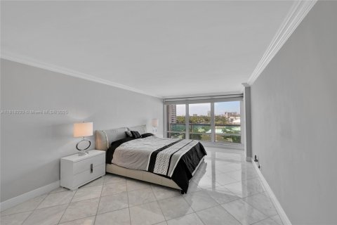 Condo in Fort Lauderdale, Florida, 2 bedrooms  № 1961386 - photo 10