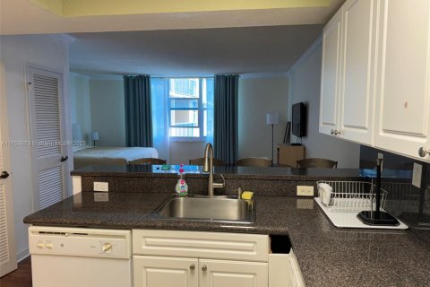 Купить кондоминиум в Холливуд, Флорида 45.15м2, № 1985585 - фото 11