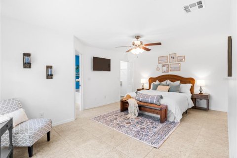 House in Palm Bay, Florida 4 bedrooms, 187.66 sq.m. № 1851037 - photo 16