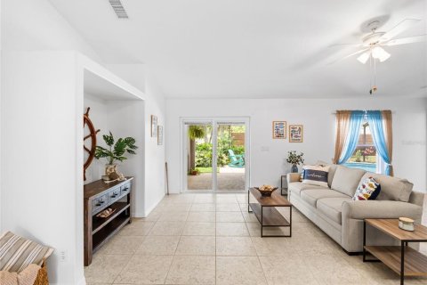 House in Palm Bay, Florida 4 bedrooms, 187.66 sq.m. № 1851037 - photo 12