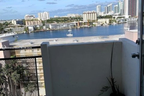 Condo in Hallandale Beach, Florida, 1 bedroom  № 1759204 - photo 3
