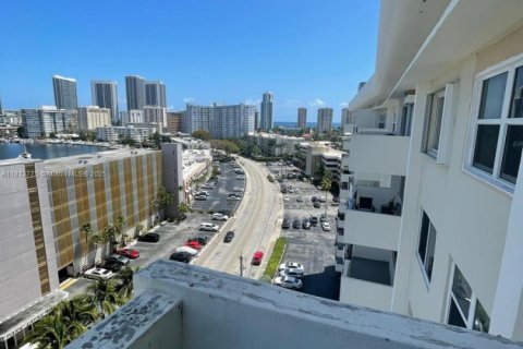 Condo in Hallandale Beach, Florida, 1 bedroom  № 1759204 - photo 9