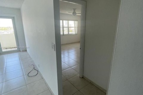 Condo in Hallandale Beach, Florida, 1 bedroom  № 1759204 - photo 6