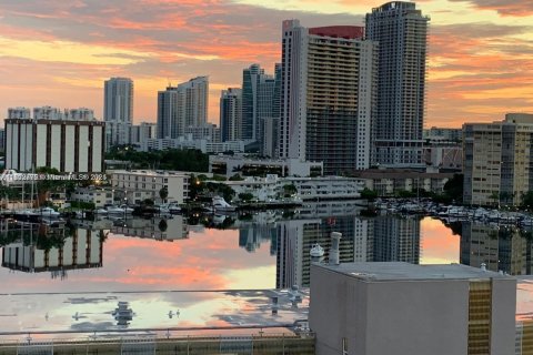 Condo in Hallandale Beach, Florida, 1 bedroom  № 1759204 - photo 1