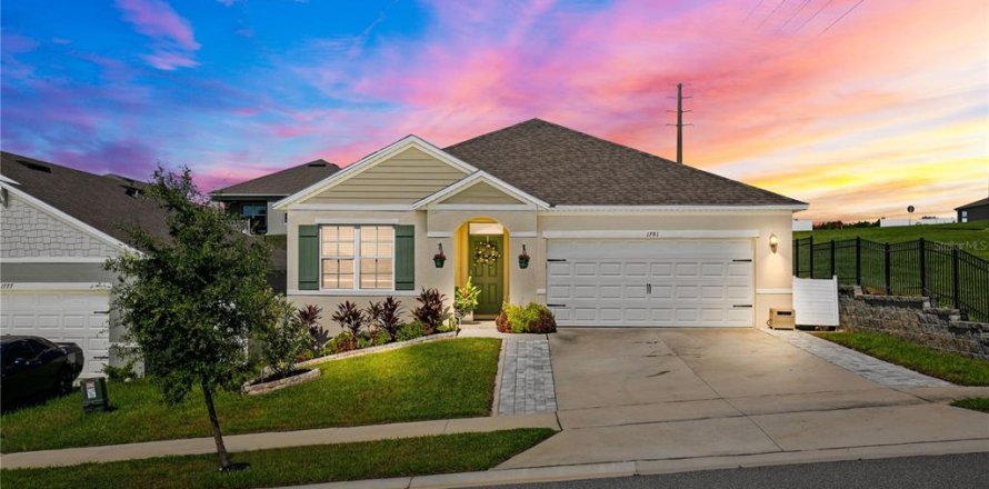 House in Clermont, Florida 3 bedrooms, 153.38 sq.m. № 1884237